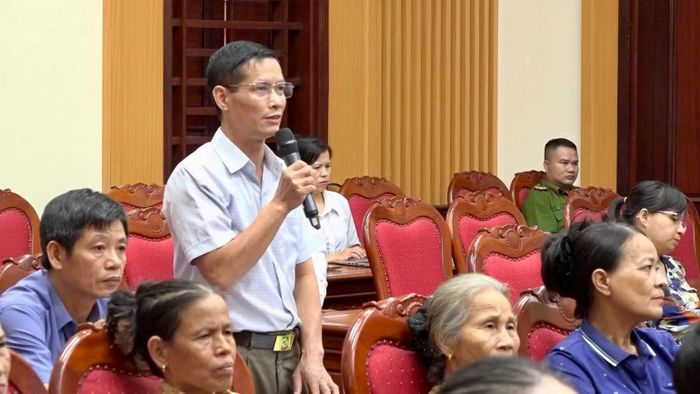 Cử tri phường Kim Bảng phát biểu ý kiến tại hội nghị.