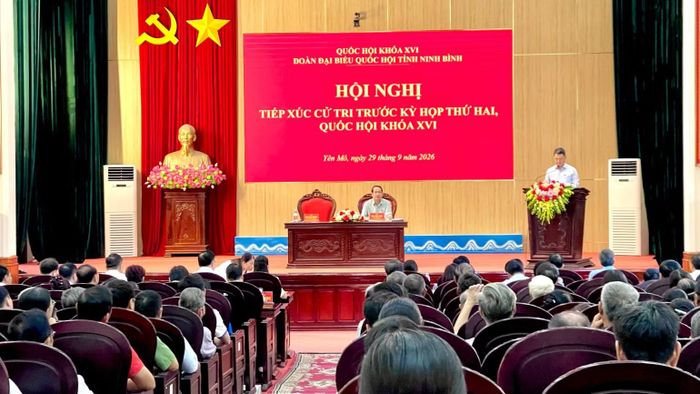Trước đó, Đoàn đại biểu Quốc hội tỉnh Ninh Bình đã tổ chức tiếp xúc cử tri tại xã Yên Mô và xã Quang Thiện.