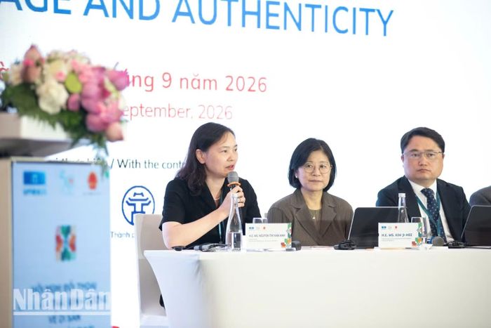 Đại sứ Nguyễn Thị Vân Anh, Trưởng Phái đoàn thường trực Việt Nam tại UNESCO (phát biểu) cùng Trưởng Phái đoàn thường trực Hàn Quốc và Kazakhstan. (Ảnh: MINH DUY)