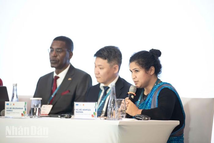 Đại diện các Phái đoàn thường trực Kenya, Mông Cổ và Bangladesh bên cạnh UNESCO. (Ảnh: MINH DUY)