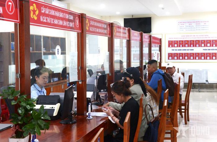  Nhân dân thực hiện thủ tục hành chính công tại Trung tâm Phục vụ hành chính công phường Ngũ Hành Sơn. Ảnh: THÀNH NAM