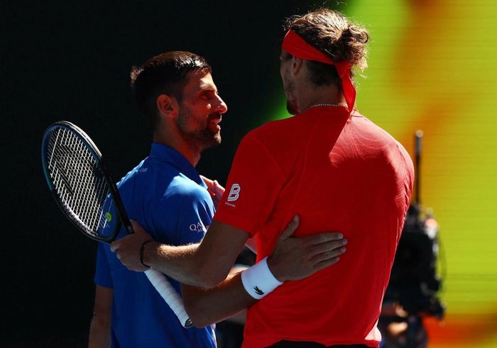 Djokovic (trái) chúc mừng Zverev sau khi xin bỏ cuộc vì chấn thương ở bán kết Australia Mở rộng 2025. Ảnh: Reuters  