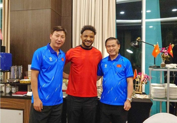 Huấn luyện viên Kim Sang-sik và Trưởng đoàn Trần Anh Tú động viên Nguyễn Xuân Son trước khi về nước điều trị chấn thương. Ảnh: VFF