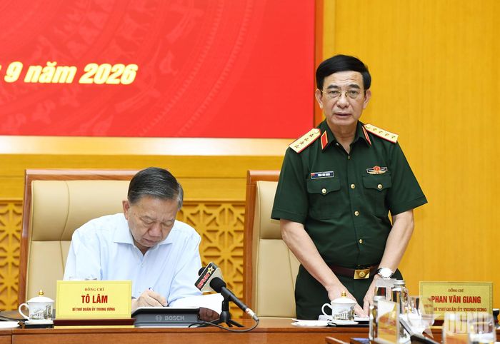 Đại tướng Phan Văn Giang, Ủy viên Bộ Chính trị, Phó bí thư Quân ủy Trung ương, Phó thủ tướng Chính phủ, Bộ trưởng Bộ Quốc phòng điều hành hội nghị. Ảnh: TUẤN HUY
