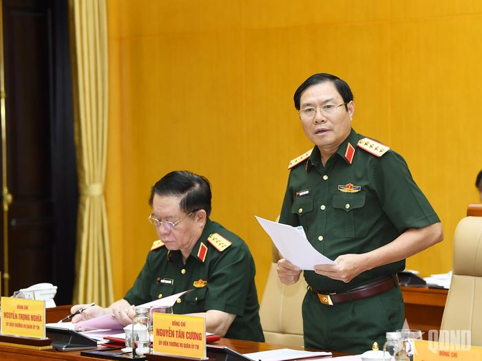 Đại tướng Nguyễn Tân Cương, Ủy viên Trung ương Đảng, Ủy viên Thường vụ Quân ủy Trung ương, Tổng Tham mưu trưởng, Thứ trưởng Bộ Quốc phòng báo cáo tại hội nghị. Ảnh: TUẤN HUY