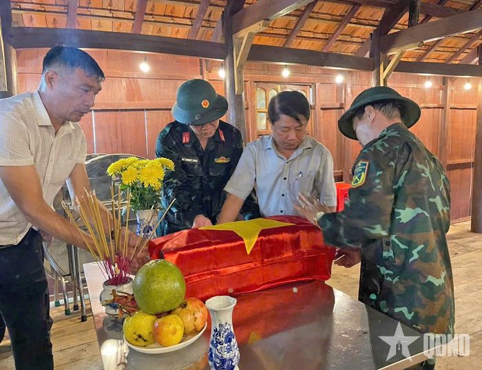 Lãnh đạo đơn vị và địa phương đưa hài cốt liệt sĩ đến nơi thờ cúng.