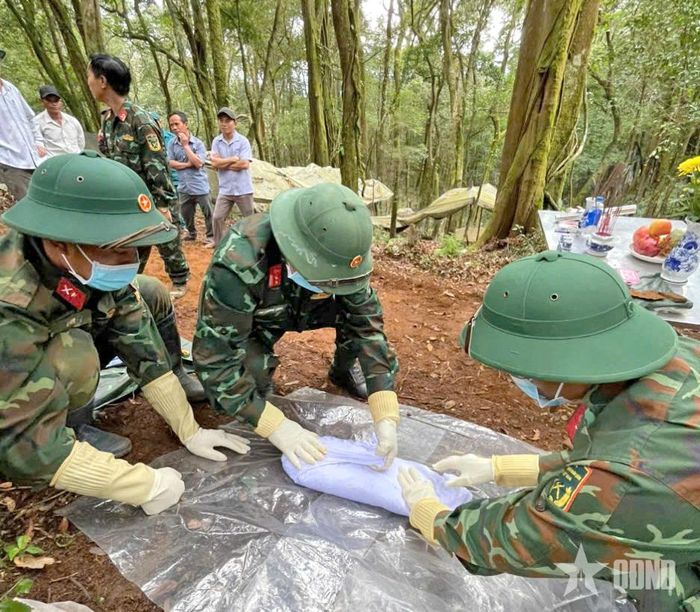 Đội tìm kiếm, quy tập hài cốt liệt sĩ Sư đoàn 10 quy tập hài cốt liệt sĩ tại xã Măng Ri, tỉnh Quảng Ngãi.  