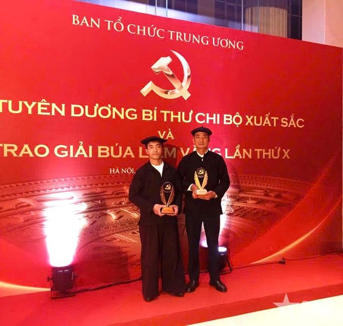  Anh Thò Mí Xá (bên trái), một trong 96 bí thư chi bộ xuất sắc trong toàn Đảng, được tuyên dương năm 2026.