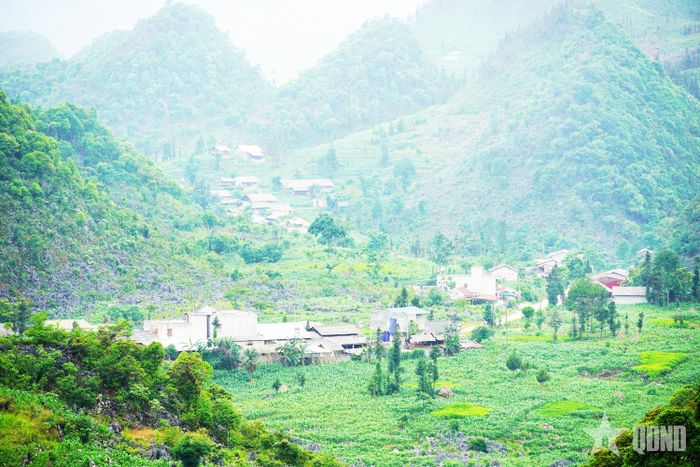 Một góc thôn Cán Chu Phìn, xã Khâu Vai, tỉnh Tuyên Quang hôm nay, nơi đồng bào Mông đang từng bước vươn lên trên miền đá núi. 