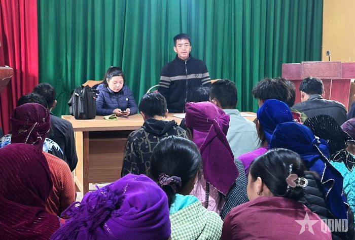  Thông qua các buổi sinh hoạt chi bộ, Bí thư Thò Mí Xá cùng đảng viên bàn giải pháp phát triển sinh kế, vận động bà con thay đổi nếp nghĩ, cách làm.