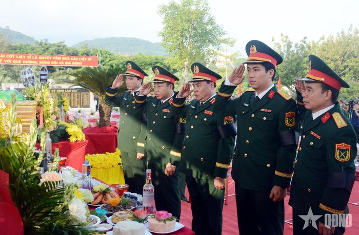 Đoàn đại biểu Quân khu 2, tỉnh Lào Cai và Bộ CHQS tỉnh Lào Cai dâng hoa, dâng hương tưởng niệm các anh hùng, liệt sĩ.