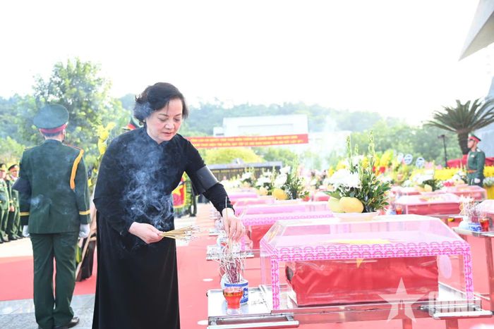 Đồng chí Phạm Thị Thanh Trà thực hiện các nghi thức thỉnh trống, dâng hương tại buổi lễ.