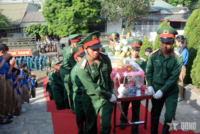 Cán bộ, chiến sĩ đưa hài cốt liệt sĩ đến các khu mộ trong Nghĩa trang liệt sĩ phường Cam Đường.