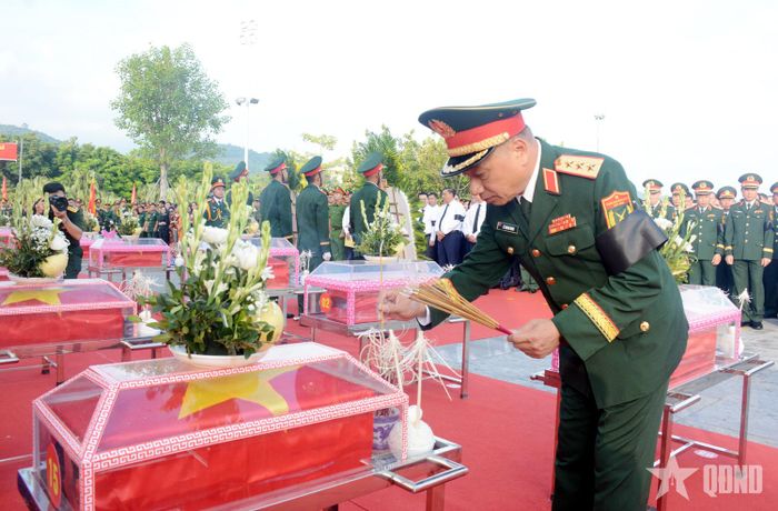 Thượng tướng Lê Quang Minh cùng đoàn công tác Quân ủy Trung ương, Bộ Quốc phòng dâng hoa, dâng hương tưởng niệm các anh hùng liệt sĩ tại buổi lễ.