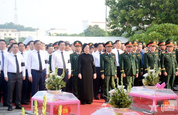Lãnh đạo Đảng, Nhà nước, Quân đội và các đại biểu dự buổi lễ.
