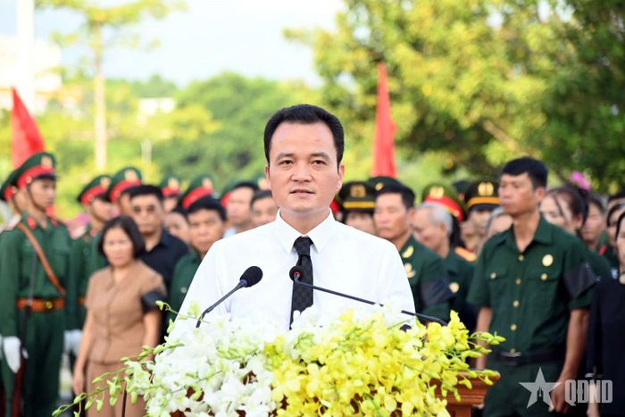 Đồng chí Giàng Quốc Hưng, Phó chủ tịch UBND tỉnh Lào Cai đọc lời điếu tại buổi lễ.