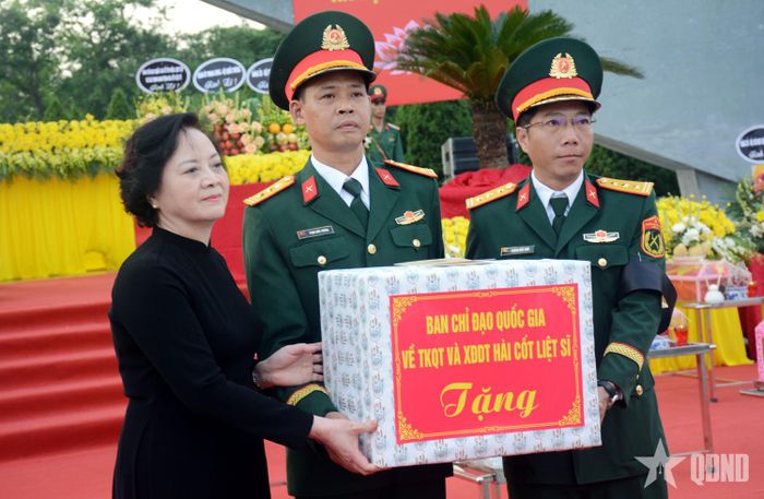 Đồng chí Phạm Thị Thanh Trà trao quà tặng đại diện đội quy tập, tìm kiếm hài cốt liệt sĩ trước buổi lễ.