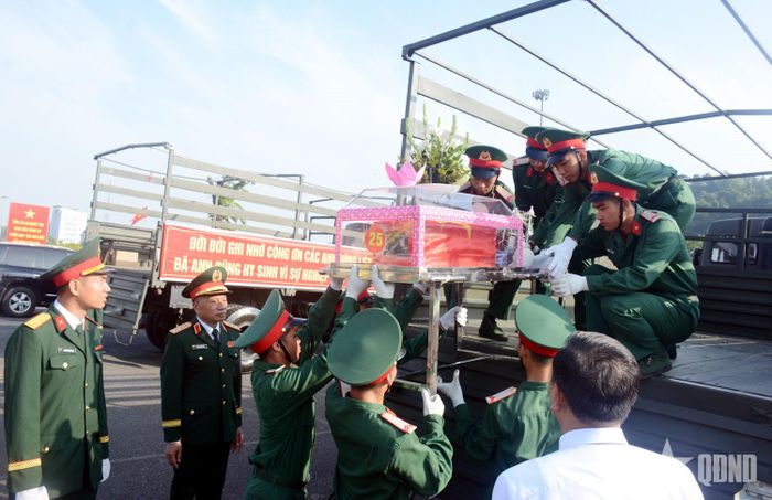 Các hài cốt liệt sĩ được cán bộ, chiến sĩ thận trọng đưa lên xe.