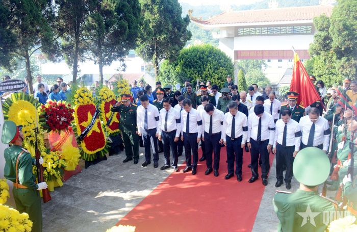 Lãnh đạo tỉnh Lào Cai và các đại biểu dành phút mặc niệm tưởng nhớ các anh hùng liệt sĩ đang yên nghỉ tại Nghĩa trang liệt sĩ phường Cam Đường.