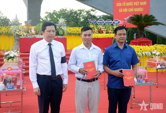 Lãnh đạo tỉnh Lào Cai tặng quà đại diện thân nhân các gia đình liệt sĩ.