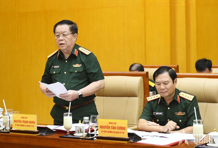 Đại tướng Nguyễn Trọng Nghĩa, Ủy viên Bộ Chính trị, Bí thư Trung ương Đảng, Ủy viên Thường vụ Quân ủy Trung ương, Chủ nhiệm Tổng cục Chính trị phát biểu tại hội nghị. Ảnh: TUẤN HUY 