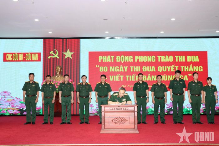 Trung tướng Doãn Thái Đức, Cục trưởng Cục Cứu hộ - Cứu nạn chủ trì ký chứng kiến giao ước thi đua của các cơ quan, đơn vị trong Cục Cứu hộ - Cứu nạn.