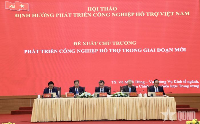 Các đồng chí đồng chủ trì Hội thảo khoa học quốc gia “Định hướng phát triển công nghiệp hỗ trợ Việt Nam”.