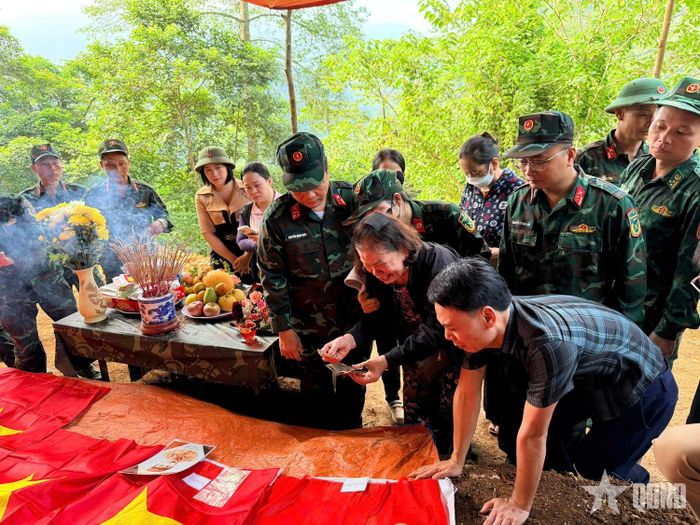  Thân nhân liệt sĩ xúc động khi nhận lại những di vật được tìm thấy cùng hài cốt tại điểm cao 400, thôn Giang Nam, xã Thanh Thủy.