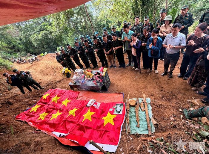  Các đại biểu dâng hương tưởng niệm các liệt sĩ được tìm thấy, quy tập tại điểm cao 400, thôn Giang Nam, xã Thanh Thủy.