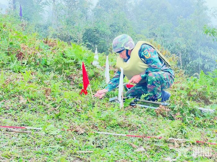 Đại úy Trần Thanh Tuân, Phó đại đội trưởng, Đại đội công binh vật cản 2, Tiểu đoàn công binh công trình 1 dò tìm, xử lý mìn. 