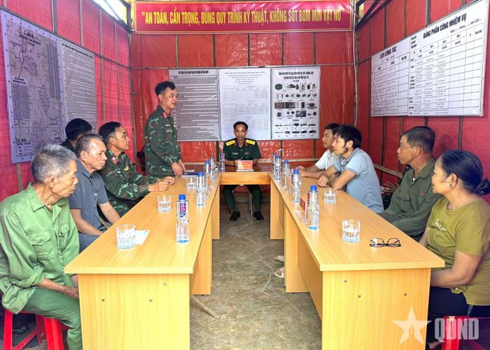 Lữ đoàn 299 phối hợp với cấp ủy, chính quyền và nhân dân xã Lũng Cú (tỉnh Tuyên Quang) xác định khu vực chưa được rà phá bom mìn. 