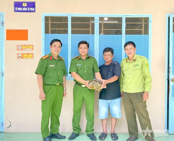 Ông Nguyễn Hữu An, sinh năm 1975, ngụ ấp Tô Thủy, xã Tri Tôn, tỉnh An Giang giao nộp cá thể rùa quý hiếm.