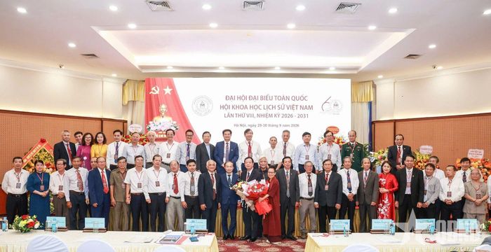 Ban chấp hành ra mắt đại hội.