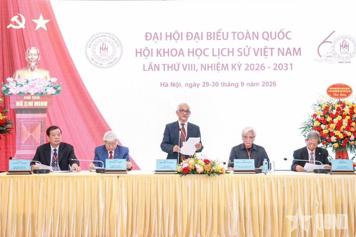 Đoàn Chủ tịch Hội Khoa học Lịch sử Việt Nam điều hành đại hội.