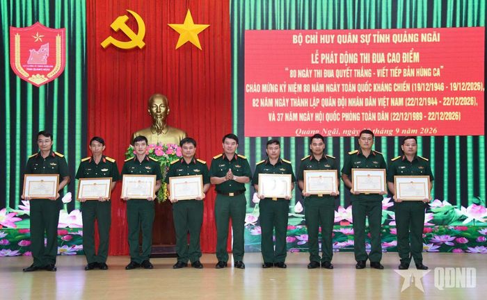 Lãnh đạo Bộ CHQS tỉnh Quảng Ngãi trao bằng khen của Bộ trưởng Bộ Quốc phòng tặng 4 tập thể và 20 cá nhân có thành tích xuất sắc trong công tác.