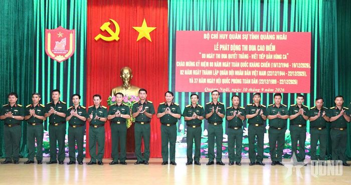 Đại diện chỉ huy các cơ quan, đơn vị trong toàn lực lượng vũ trang tỉnh Quảng Ngãi ký kết giao ước thi đua.