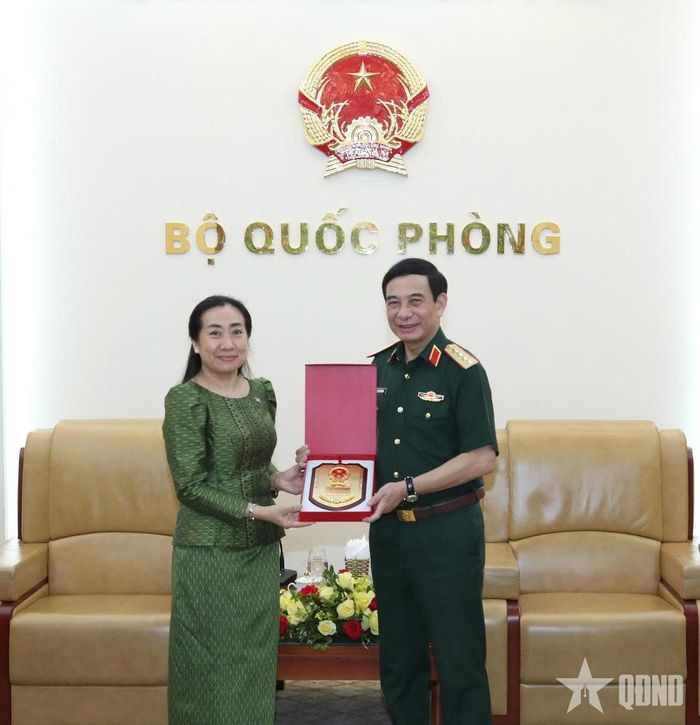 Đại tướng Phan Văn Giang trao quà lưu niệm tặng Đại sứ Campuchia tại Việt Nam Touch Sopharath.