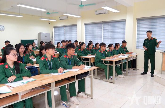 Học sinh Trường THPT Lương Ngọc Quyến chăm chú nghe giảng các nội dung từ thực hành đến lý thuyết của môn giáo dục QPAN.