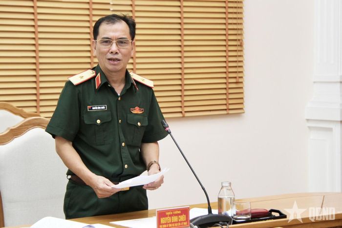 Thiếu tướng Nguyễn Đình Chiêu, Phó chính ủy Tổng cục HC-KT phát biểu tại hội nghị. 