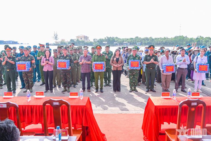 Kết thúc diễn tập Ban chỉ đạo diễn tập tỉnh trao quà tặng các đơn vị tham gia diễn tập.