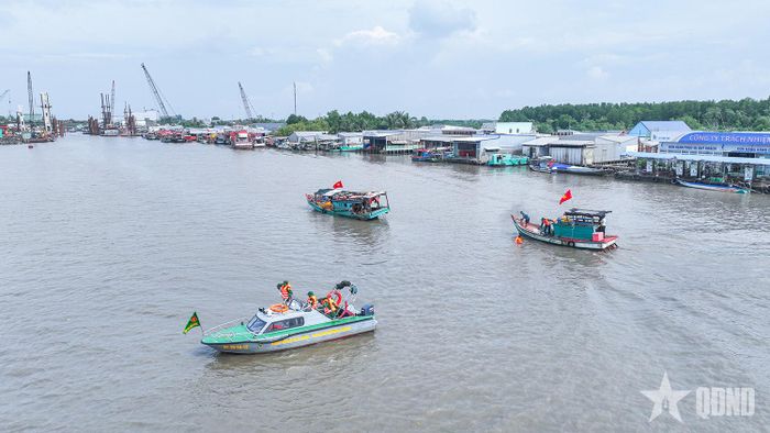 Các lực lượng thực hành ứng cứu ngư dân bị nạn trong quá trình tránh trú bão.