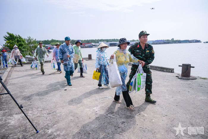 Thực hành di chuyển nhân dân đến nơi tránh trí bão an toàn.