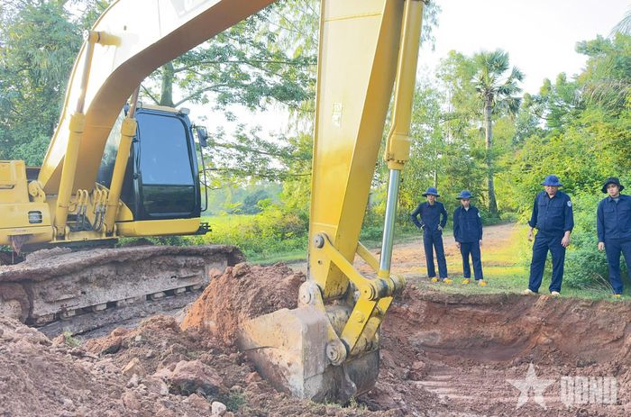 Sử dụng máy xúc hỗ trợ quá trình tìm kiếm hài cốt liệt sĩ.