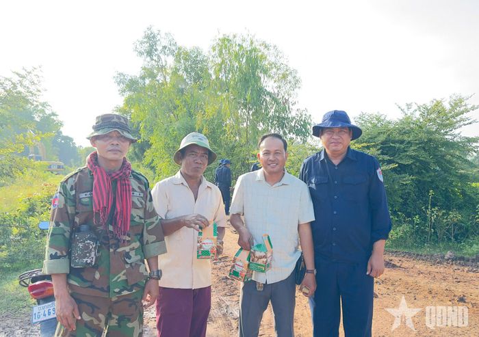  Đội K71 trao quà tặng nhân dân địa phương tại tỉnh Banteay Meanchey, Campuchia. 