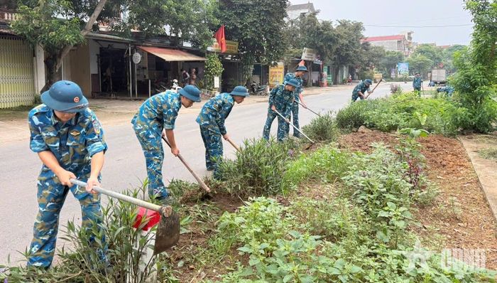   Cán bộ, chiến sĩ Học viện Phòng không - Không quân trồng cây xanh.  