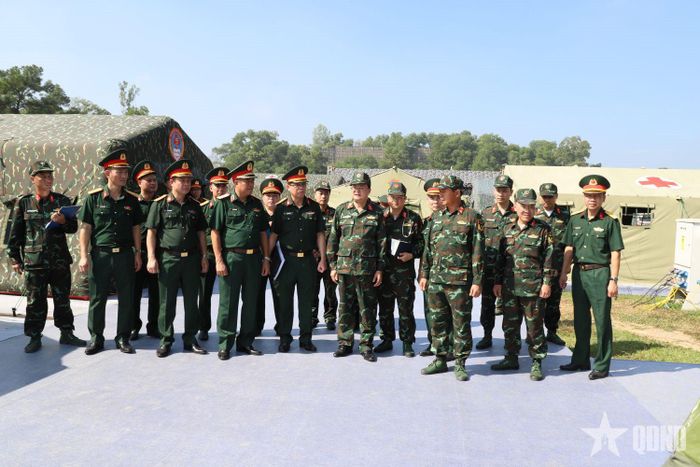 Thiếu tướng Huỳnh Tấn Hùng chỉ đạo một số nội dung tiếp tục hoàn thiện phục vụ diễn tập tại Bệnh viện dã chiến. 