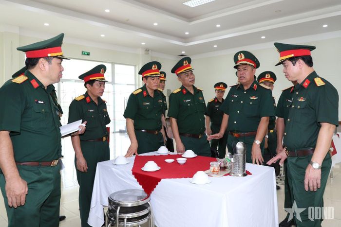 Đoàn công tác kiểm tra nhà ăn của lực lượng tham gia diễn tập. 