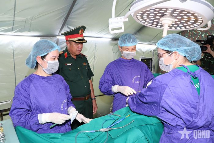 Thiếu tướng Huỳnh Tấn Hùng kiểm tra kíp mổ của Bệnh viện dã chiến thực hành phẫu thuật. 