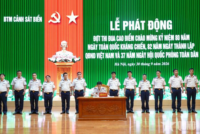  Đại diện lãnh đạo, chỉ huy các cơ quan, đơn vị ký kết giao ước thi đua.