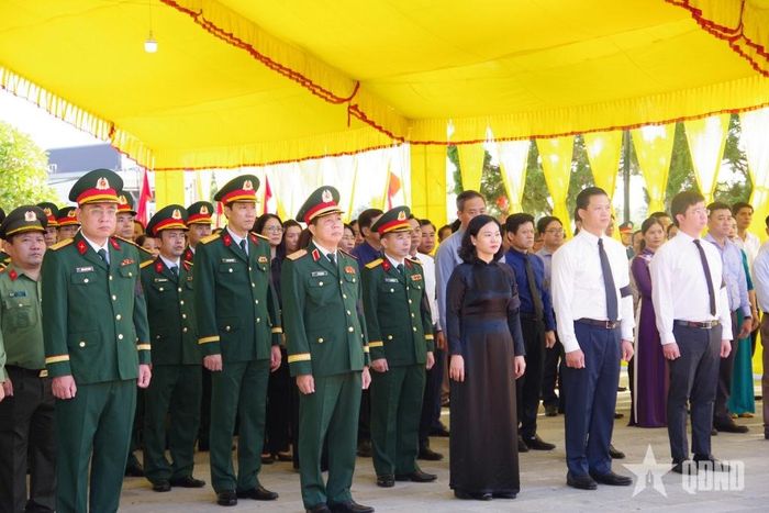 Các đại biểu bày tỏ lòng tri ân sâu sắc đối với các anh hùng liệt sĩ.